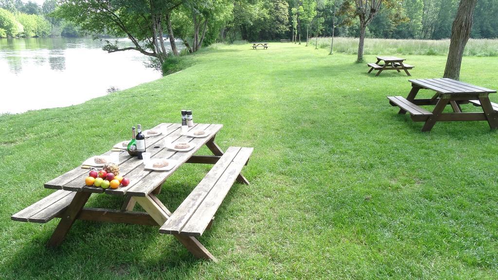 Au Pied Du Chateau - 5 A 11 Personnes - Baignade-Canoe-Piste Cyclable A 100 M Кастелно Ла Шапел Екстериор снимка