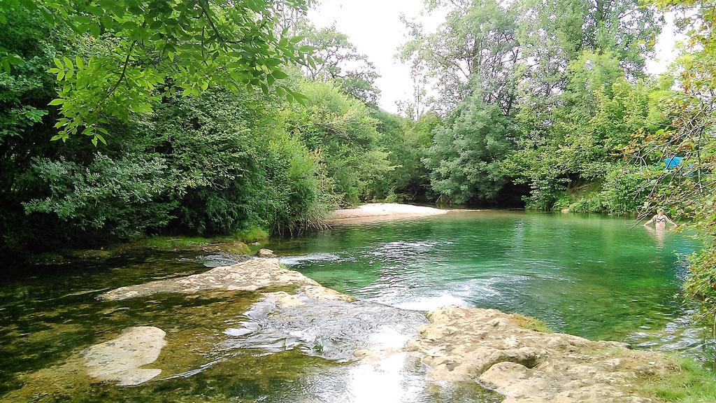 Au Pied Du Chateau - 5 A 11 Personnes - Baignade-Canoe-Piste Cyclable A 100 M Кастелно Ла Шапел Екстериор снимка